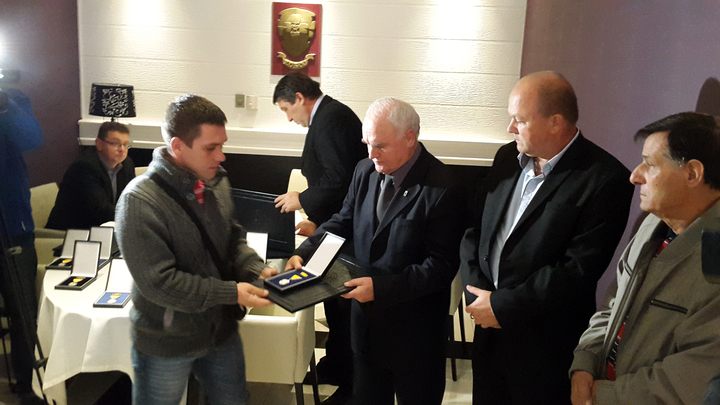 Predsjednik Republičke organizacije porodica zarobljenih i poginulih boraca i nestalih civila Nedeljko Mitrović uručio je danas u Doboju 12 odlikovanja porodicama poginulih boraca Vojske Republike Srpske, koje je posthumno odlikovao predsjednik Srpske Milorad Dodik povodom 15. septembra - Dana poginulih i nestalih