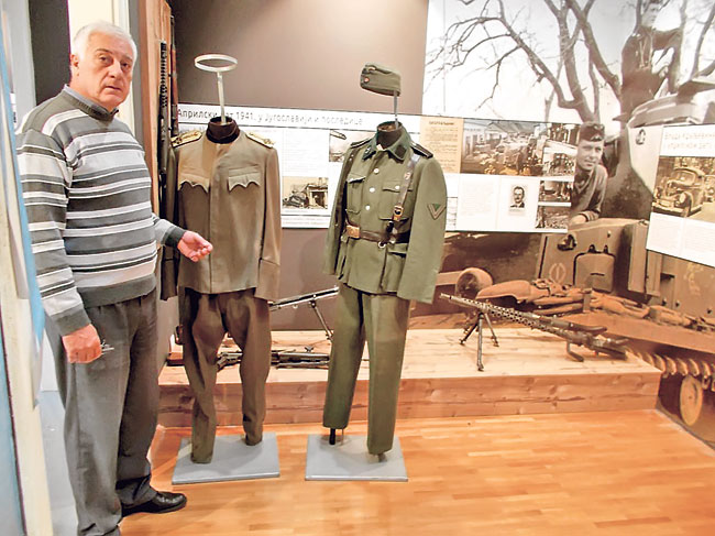 Radivoje Papić pored izloženih eksponata (Foto S. Jovičić)