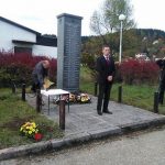 У кругу фабрике "Фамос" Коран на Палама данас је, парастосом и полагањем вијенаца и цвијећа на спомен-обиљежје, одата почаст за 28 радника овог предузећа који су као борци Војске Републике Српске погинули у протеклом одбрамбено-отаџбинском рату
