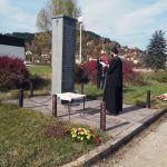 У кругу фабрике "Фамос" Коран на Палама данас је, парастосом и полагањем вијенаца и цвијећа на спомен-обиљежје, одата почаст за 28 радника овог предузећа који су као борци Војске Републике Српске погинули у протеклом одбрамбено-отаџбинском рату