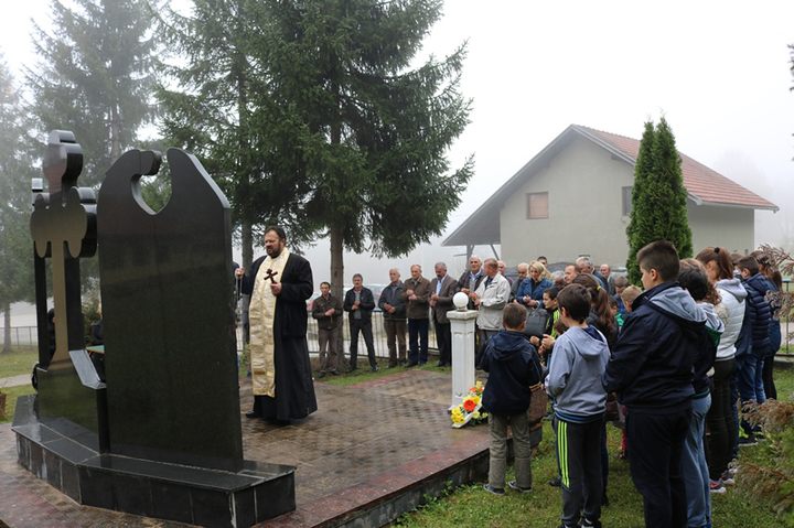 U selu Baraći kod Mrkonjić Grada danas je služen parastos i položeni vijenci na spomen-obilježje za 22 poginula i četiri nestala borca odbrambeno-otadžbinskog rata sa baraćkog kraja