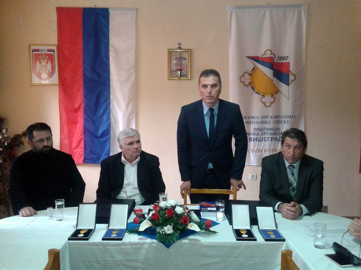 Предсједник Предсједништва Борачке организације Републике Српске Душко Милетић уручио је одликовања породицама осам погинулих бораца Војске Републике Српске из Старе Херцеговине, које је предсједник Српске Милорад Додик постхумно одликовао Медаљом заслуга за народ