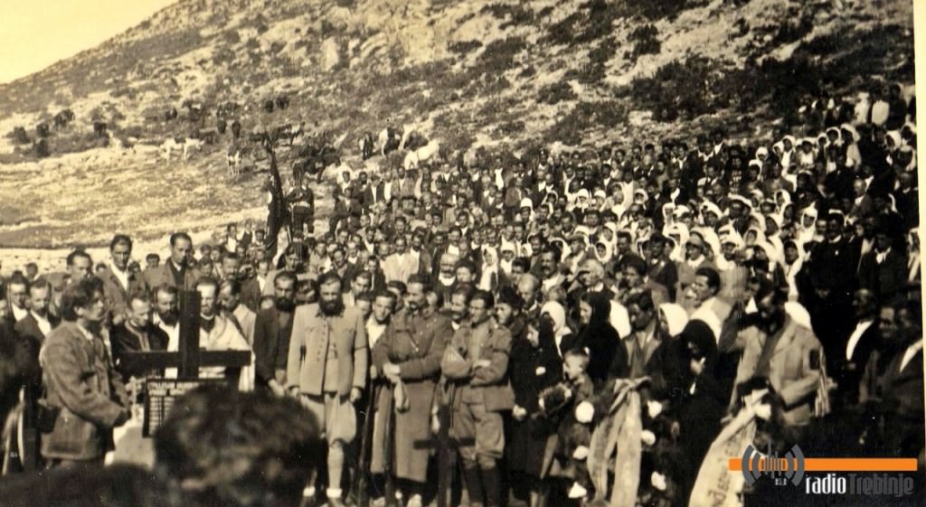 Бесједи потпуковник Петар Баћовић, командант ЈВуО у источној Босни (лијево од крста)