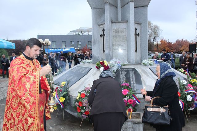 У Угљевику је вечерас, уочи крсне славе општине Свете Петке, служен парастос за 301 борца Војске Републике Српске који је погинуо у протеклом одбрамбено-отаџбинском рату