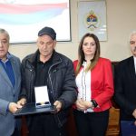 Предсједник Борачке организације Републике Српске Миломир Савчић уручио је данас одликовања породицама 39 погинулих бораца Војске Републике Српске са подручја Мркоњић Града, Шипова, Рибника, Источног Купреса и Дринића. Одликовању је присуствовала и начелница општине Мркоњић Град Дивна Аничић .