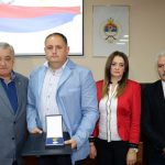 Предсједник Борачке организације Републике Српске Миломир Савчић уручио је данас одликовања породицама 39 погинулих бораца Војске Републике Српске са подручја Мркоњић Града, Шипова, Рибника, Источног Купреса и Дринића. Одликовању је присуствовала и начелница општине Мркоњић Град Дивна Аничић .