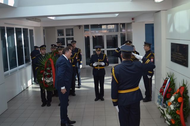 Predsjednik Republike Srpske Milorad Dodik i premijer Srpske Željka Cvijanović danas su ispred zgrade Ministarstva unutrašnjih poslova /MUP/ Srpske u Banjaluci položilili vijenac na spomen-obilježje poginulim pripadnicima MUP-a.