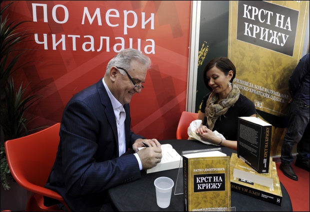 Ратко Дмитровић на Сајму потписивао књигу многобројним читаоцима