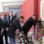 Код спомен-плоче студентима и радницима бањалучког Универзитета погинулим у одбрамбено-отаџбинском рату данас су положени вијенци и служен је парастос, у оквиру обиљежавања 41 године постојања Универзитета