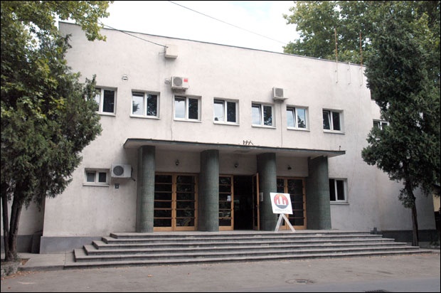 U ovoj zgradi bio je logor