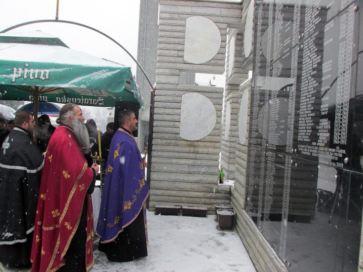 Kod Centralnog spomenika srpskim civilima i vojnicima u Skelanima kod Srebrenice danas je služen parastos i prislužene svijeće za pokoj duša 305 Srba iz ovog mjesta i okolnih sela, koje su srebreničke muslimanske snage ubile u građanskom ratu, a njih 69 je usmrćeno na današnji dan 1993. godine.
