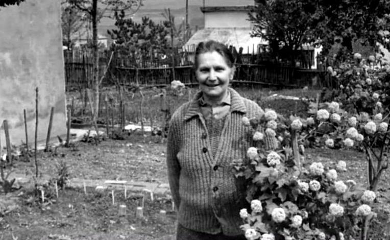 Milunka Savić ispred svoje kuće na Voždovcu