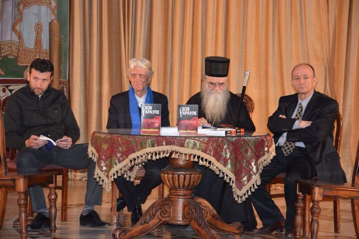 Његово високопреосвештенство Архиепископ цетињски , митрополит црногорско приморски Амфилпохије говорио је о књизи Ненада Милкића „Зов карауле“, која је уприличена поводом 18 година од почетка Нато агресије на Савезну Републику Југосалвију /СРЈ/ у Храму Христовог Васкрсења у Подгорици.