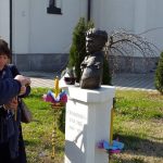 У порти Храма Рођења Пресвете Богородице у Добоју данас су служени литургија и парастос за најмлађег борца Војске Републике Српске /ВРС/ Споменка Гостића, који је погинуо на данашњи дан прије 24 године.