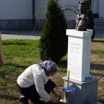 У порти Храма Рођења Пресвете Богородице у Добоју данас су служени литургија и парастос за најмлађег борца Војске Републике Српске /ВРС/ Споменка Гостића, који је погинуо на данашњи дан прије 24 године.