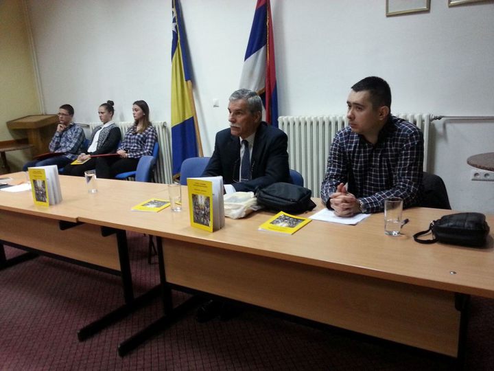 У Фочи је синоћ промовисана поетска руковет "Пред сјенима српских мученика" у којој су, од 24 аутора, сабране 33 пјесме о страдању српског народа у 20. вијеку, а чији је приређивач фочански професор српског језика Раде Лаловић.