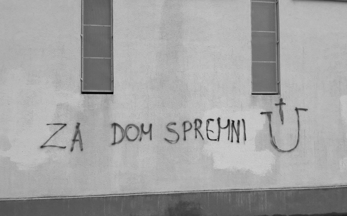 Ustaški grafit na pravoslavnoj crkvi sv. Petra i Pavla u Sinju