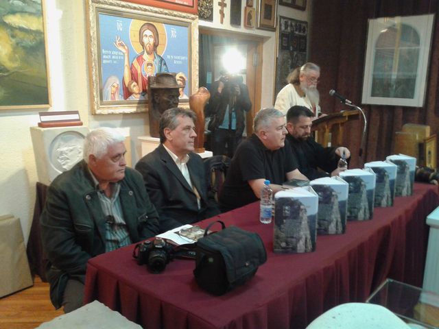 У Градској галерији у Вишеграду вечерас промовисано треће допуњено издање књиге "Заборављени злочин-Стари Брод", која је заједничко издање редакција Издавачке куће "Дабар" и Издавачке куће Српског соколског друштва "Соко" из Добруна.