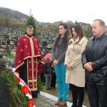 Служењем парастоса у капели Светог апостола Марка и полагањем вијенаца на спомен-обиљежје масовне гробнице на Градском гробљу, у Мркоњић Граду данас је обиљежена 21 година од отварања масовне гробнице из које је ексхумирано 181 тијело српских цивила и војника.