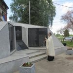 Код спомен-обиљежја у мјесној заједници Шамац служен је помен за 114 погинулих борца Војске Републике Српске /ВРС/ и 22 цивилне жртве рата.