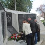 Код спомен-обиљежја у мјесној заједници Шамац служен је помен за 114 погинулих борца Војске Републике Српске /ВРС/ и 22 цивилне жртве рата.