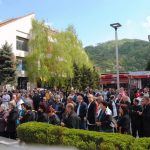 U Zvorniku je danas povodom 25 godina od oslobođenja grada u proteklom odbrambeno-otadžbinskom ratu služen pomen i položeno cvijeće na centralni spomenik za 1.080 poginulih srpskih boraca, a potom je održana svečana akademija.