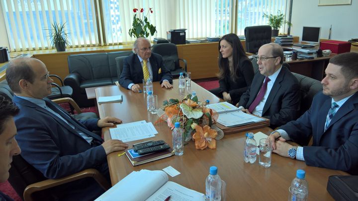 Ministar civilnih poslova BiH Adil Osmanović razgovarao je danas u Sarajevu sa predstavnicima Svjetske jevrejske organizacija za restituciju i Jevrejske zajednice u BiH o restituciji imovine oduzete Jevrejima u BiH za vrijeme i nakon Drugog svjetskog rata