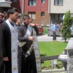 Današnje obilježavanje Dana odbrane Ilidže je započelo parastosom za poginule i umrle borce u Crkvi Svetog Save u Blažuju, gdje su se borci okupljali prije i u toku borbenih dejstava, nakon čega je održan parastos i položeni vijenci na spomenik u naselju Dobrinja četiri