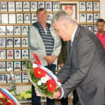 Načelnik opštine Modriča Mladen Krekić povodom Dana Vojske Republike Srpske i Dana Trećeg pješadijskog /Republika Srpska/ puka u Modriči položio cvijeće u Spomen sobi.