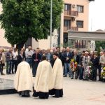 U Modriči je danas, povodom 25 godina od početka oslobađanja i odbrane ove opštine u odbrambeno-otadžbinskom ratu, služen pomen poginulim borcima i položeno cvijeće pred Centralnim spomen-obilježjem i u spomen-sobi