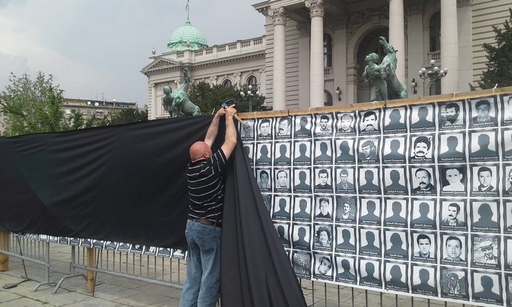 Чланови Удружења породица киднапованих и убијених на Косову и Метохији прекрили су данас црним платном "Српски зид плача" испред Скупштине Србије у Београду на коме су фотографије отетих и убијених Срба на Космету, у знак протеста због одлуке француског суда да некадашњег лидера терористичке ОВК Рамуша Харадинаја пусти на слободу