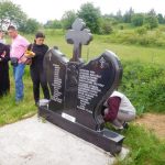 Članovi porodica 32 srpska civila koje su pripadnici muslimanskih formacija prije 25 godina ubili u selu Čemerno, opština Ilijaš, danas su u znak sjećanja na nastradale položili cvijeće i prislužili svijeće na Spomen-obilježju u tom selu