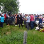 Članovi porodica 32 srpska civila koje su pripadnici muslimanskih formacija prije 25 godina ubili u selu Čemerno, opština Ilijaš, danas su u znak sjećanja na nastradale položili cvijeće i prislužili svijeće na Spomen-obilježju u tom selu