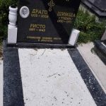 Pravoslavna kapela i mjesno groblje u Osijeku, u opštini Ilidža, bili su ponovo na meti vandala koji su razbili portal na kapeli i oštetili četiri spomenika, rekao je Srni paroh blažujski jerej Darko Danilović.
