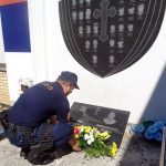 Polaganjem vijenaca, služenjem parastosa i prisluživanjem svijeća u zgradi Policijske uprave /PU/ u Mrkonjić Gradu danas je obilježeno 25 godina od pogibije 22 mrkonjićka policajca u Šebezima, koji su svoje živote ugradili u stvaranje Republike Srpske