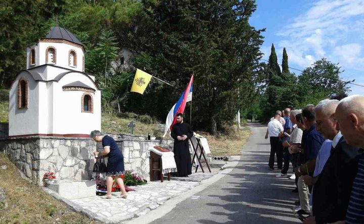 У Придворцима код Tребиња данас је служен парастос за 13 Срба које су усташе бациле у Придворачку јаму у ноћи 23. на 24. јун 1941. године