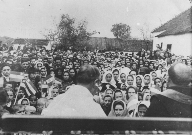 Zloglasni sveštenik Sidonije Šolc vrši obred masovnog katoličenja pravoslavnih Srba. Kozarska Dubica, avgust 1941. godine. Foto: Wikimedia Commons/znaci.net