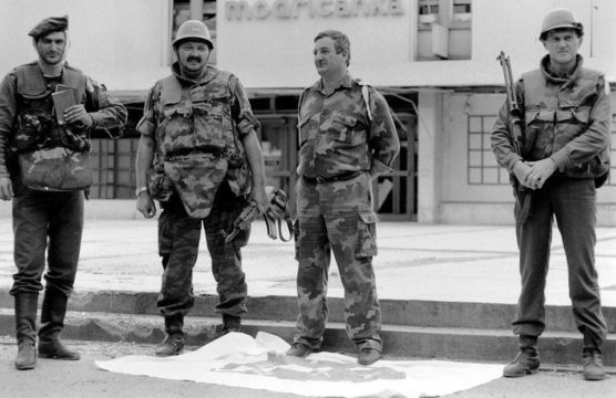 Borbe za Modriču su završene. Komandat TG-1 tadašnji puk. Novica Simić ispred robne kuće „Modričanka“. Koridor života je probijen, protivnik poražen, neprijateljska zastava pod nogama. Vidovdan, 28.06.1992. godine. (Foto Ranko Ćuković)