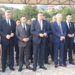 Обиљежавању страдања Срба у Подрињу присуствује предсједник Републике Српске Милорад Додик, министар рада и борачко-инвалидске заштите Републике Српске Миленко Савановић, министар саобраћаја и веза Неђо Трнинић, изасланик предсједника Србије министар одбране Александар Вулин, министар за рад, запошљавање, борачка и социјална питања Србије Зоран Ђорђевић, изасланик предсједавајућег Предсједништва БиХ, амбасадор Србије у БиХ Станимир Вукићевић.