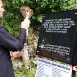 Članovi porodica poginulih iz Republike Srpske danas su u Gostovićima kod Zavidovića, Federacija BiH, otkrili spomen-ploču za 64 srpska vojnika i civila koje su izmasakrirali mudžahedini prije 22 godine u zloglasnom kampu "Gostovići".