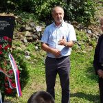 Članovi porodica poginulih iz Republike Srpske danas su u Gostovićima kod Zavidovića, Federacija BiH, otkrili spomen-ploču za 64 srpska vojnika i civila koje su izmasakrirali mudžahedini prije 22 godine u zloglasnom kampu "Gostovići".