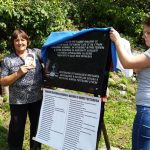 Članovi porodica poginulih iz Republike Srpske danas su u Gostovićima kod Zavidovića, Federacija BiH, otkrili spomen-ploču za 64 srpska vojnika i civila koje su izmasakrirali mudžahedini prije 22 godine u zloglasnom kampu "Gostovići".