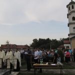 U Crkvi Svetog kneza Lazara u Kruškovom Polju kod Šamca služena je zaupokojena liturgija, a zatim je kod spomenika služen parastos za 14 poginulih boraca Vojske Republike Srpske /VRS/ i tri civilne žrtve rata iz ovog mjesta.
