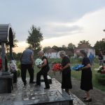 U Crkvi Svetog kneza Lazara u Kruškovom Polju kod Šamca služena je zaupokojena liturgija, a zatim je kod spomenika služen parastos za 14 poginulih boraca Vojske Republike Srpske /VRS/ i tri civilne žrtve rata iz ovog mjesta.
