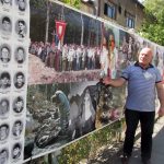 Udruženje porodica kidnapovanih i ubijenih na Kosovu i Metohiji i Udruženje srpskih žrtava iz Srebrenice postavili su "Srpski zid plača - Srebrenica 1992" ispred Tužilaštva za ratne zločine u Beogradu.