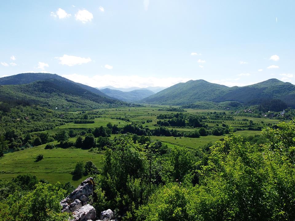 Na prostoru Gornjeg Kosinja nalazi se najviše jama