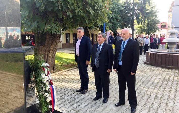 Dan odbrane zapadnih granica Republike Srpske u odbrambeno-otadžbinskom ratu u Kostajnici obilježen je danas polaganjem vijenaca na spomen-obilježja u gradskom parku.