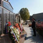 Vijence su položili savjetnik ministra rada i boračko-invalidske zaštite general Milan Torbica i nekadašnji pripadnici 16. Krajiške motorizovane brigade Vojske Republike Srpske.