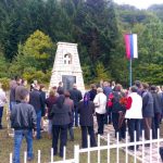Kod spomenika na Papratnoj njivi, na starom makadamskom putu Foča-Kalinovik, danas je služen pomen-parastos za 42 srpska borca i civila koji su poginuli u zasjedi muslimanske vojske 20. septembra 1992. godine.