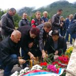 Kod spomenika na Papratnoj njivi, na starom makadamskom putu Foča-Kalinovik, danas je služen pomen-parastos za 42 srpska borca i civila koji su poginuli u zasjedi muslimanske vojske 20. septembra 1992. godine.